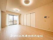 【リビング】リビングにはみんなが集い、食事や楽しい会話が始まる。話に夢中になりすぎて、ついつい時を忘れてしまう。そんな束の間の幸せを感じさせてくれる場所。
