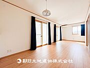 【リビング】1日の中で最も長い時間を過ごすことになるリビングだからこそ、いつも笑顔があふれる空間であるように。広々とした空間から幸せな未来を。