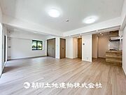 【リビング】リビングにはみんなが集い、食事や楽しい会話が始まる。話に夢中になりすぎて、ついつい時を忘れてしまう。そんな束の間の幸せを感じさせてくれる場所。お子様の勉強スペースとしても活用できます。