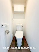 【トイレ】温水洗浄便座付トイレです。毎日使う場所だから、より快適な空間に仕上げられています。