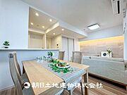 【ダイニング】温かい色合いのフローリングと清々しい爽やかなクロスが明るい空間を創り出しているダイニングキッチン。