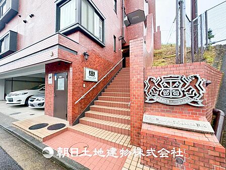 【外観・立地】時代の流行ではなく拘りを貫く。シックなカラートーンで街並みに溶け込む外観は、絶妙なバランスで輝きを放ちます。