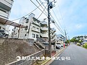 【外観写真】家族の色を映し出す洗練された邸宅は、ずっと輝き続けながらいつしか街の風景に溶け込んでいきます。