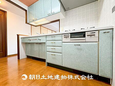 【キッチン】仲良しなご夫婦、お子様、みんなでお料理ができる程の贅沢なスペースを実現したキッチンとなっております。