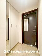 【玄関】大切な家族、お客様をお迎えする玄関は住宅の入口。落ち着いた雰囲気で暖かく迎えてくれます。収納もたっぷりあります。