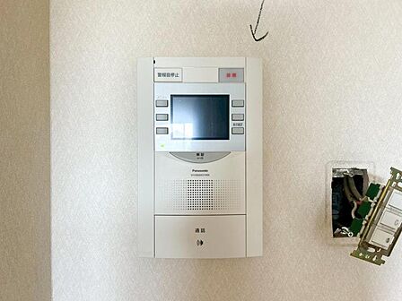【モニター付インターホン】お子様のお留守番にも安心なTVモニタ付インタホン。来客者を確認できる上に留守中の録画もできます