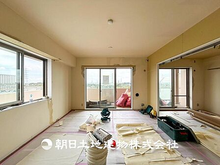 【内観】時間のゆとりと空間、暖かな陽光がもたらす光と風を独占してください。ここから新しい暮らしが始まります。