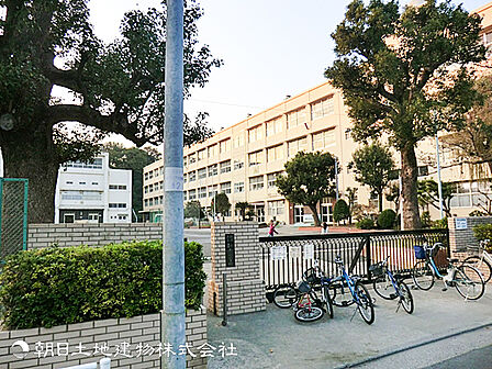 【新井小学校】60m 自然豊かな住宅地にある、のんびりとした雰囲気が魅力の小学校です。イベントが充実・校庭は思いっきり遊べる広さがあり、お子様が楽しんで通うことができます。