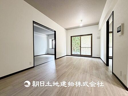 【リビング】大切なご家族、招いた友人と過ごすひと時を溢れる光が優しく包み込む空間。充実した住空間は心を豊かにします。