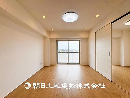 【リビング】リビングにはみんなが集い食事や楽しい会話でついつい時を忘れてしまう。そんな束の間の幸せを感じさせてくれる場所