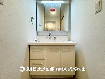 【洗面化粧台】落ち着いた清潔感のある空間は、身だしなみチェックや肌のお手入れに最適です。収納も十分でゆとりを持たせます。