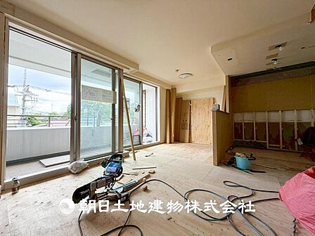 【リビング】今はまだリフォーム中ですがここからスタートする住空間をイメージするには十分です。現地に足を運んでみてください。