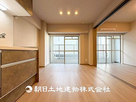 【リビング】大切なご家族、招いた友人と過ごすひと時を溢れる光が優しく包み込む空間。充実した住空間は心を豊かにします。