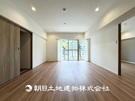 【リビング】開放的で明るい空間が広がるLDK。リビングには潤沢な太陽が降り注ぎ、爽やかな住空間を演出できます
