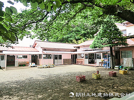 【むつみ愛児園】480m 戸外遊びを多く取り入れ、虫探しや草花の観察、野菜栽培など季節を感じる活動を盛んに行っています。集団生活を通して思いやりや社会性も身につけていきます。