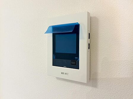 【モニター付インターホン】お子様のお留守番にも安心なTVモニタ付インタホン。来客者を確認できる上に留守中の録画もできます