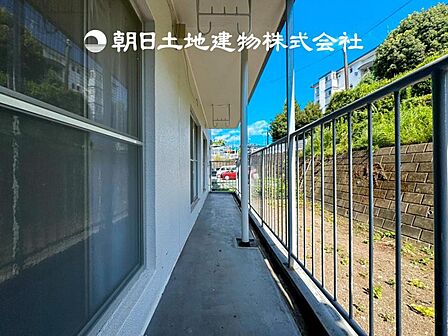 【バルコニー】太陽に愛された家。陽当り・通風に優れた魅力的で快適さを追求したプライベート空間です。