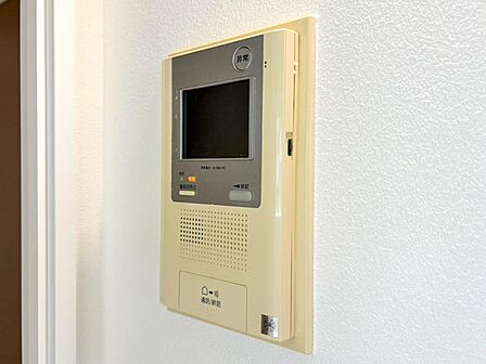 【モニター付インターホン】お子様のお留守番にも安心なTVモニタ付インタホン。来客者を確認できる上に留守中の録画もできます