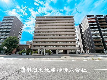 【外観・立地】家族の色を映し出す洗練された邸宅は、ずっと輝き続けながらいつしか街の風景に溶け込み人と共に歩んいきます。