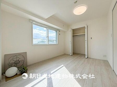 【洋室】自宅で快適に過ごす条件は一人ひとり違います。個性が強すぎないシンプルな内装とシンプルなデザインで統一しております