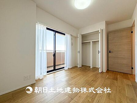 【洋室】自宅で快適に過ごす条件は一人ひとり違います。個性が強すぎないシンプルな内装とシンプルなデザインで統一しております