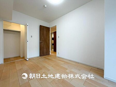 【洋室】大切な家族一人ひとりの大切な個別空間。趣味・感性で個性的に飾って頂けるようシンプルに仕上げてあります。