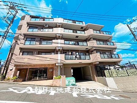 【外観写真】穏やかな風と陽光、日常生活を一段と心地よいものにしています。周辺とのコラボにより明るく開放的な空間を演出。