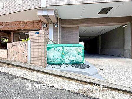 【外観・立地】家族の色を映し出す洗練された邸宅は、ずっと輝き続けながらいつしか街の風景に溶け込み人と共に歩んいきます。