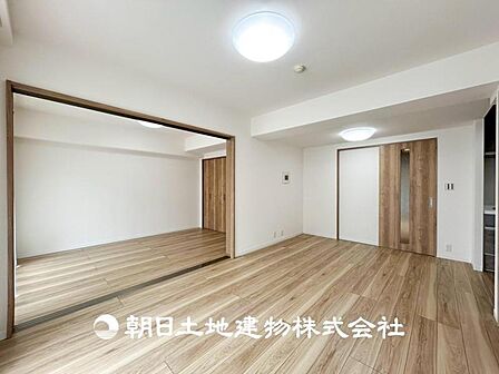 【リビング】大切なご家族、招いた友人と過ごすひと時を溢れる光が優しく包み込む空間。充実した住空間は心を豊かにします。