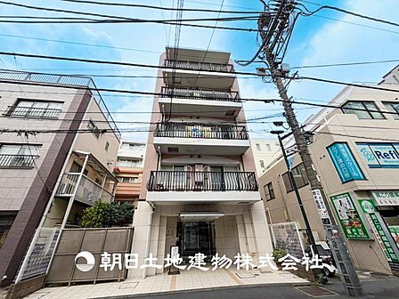 【外観・立地】時代の流行ではなく拘りを貫く。シックなカラートーンで街並みに溶け込む外観は、絶妙なバランスで輝きを放ちます