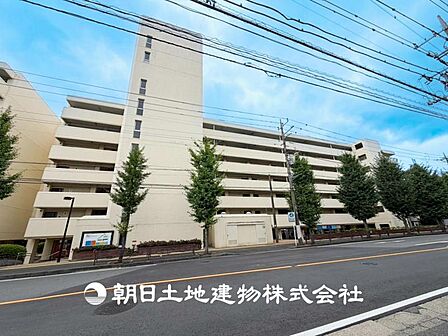 【外観・立地】家族の色を映し出す洗練された邸宅は、ずっと輝き続けながらいつしか街の風景に溶け込み人と共に歩んいきます。