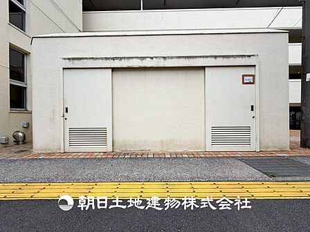 【外観・立地】家族の色を映し出す洗練された邸宅は、ずっと輝き続けながらいつしか街の風景に溶け込み人と共に歩んいきます。