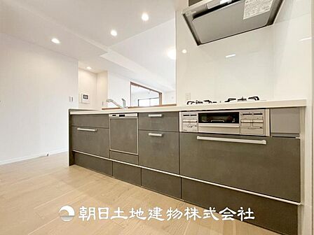 【キッチン】住宅の主役でもあり、日常生活を過ごす上で重要な水回りでもあるからこそ機能性・デザイン性に拘りました。お掃除のしやすいシステムキッチンを設置しました。