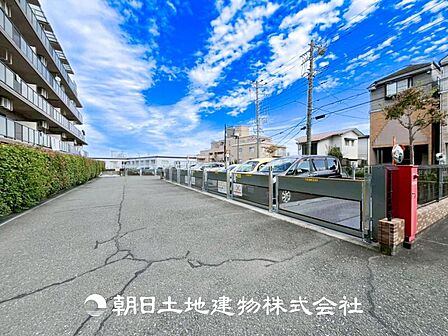 【駐車場】敷地内駐車場。日々の暮らしをスムーズにするために必要なスペースですね。
