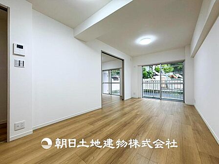 【リビング】大切なご家族、招いた友人と過ごすひと時を溢れる光が優しく包み込む空間。充実した住空間は心を豊かにします。