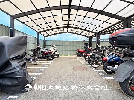 【バイク置き場】表現された空間はたくさんの光を浴び、風を感じ、暮らしを豊かにしてくれます。家族の思い出を刻んでいきます。