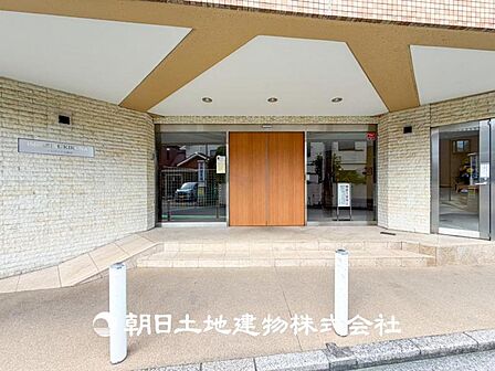 【エントランス】家族の帰り、遊びに来る友人、知人を優しく迎え、温もりに満ちた生活空間を予感させる。帰りたい家がここにあります。
