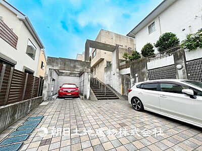 外観:【外観・立地】家族の色を映し出す洗練された邸宅は、ずっと輝き続けながらいつしか街の風景に溶け込み人と共に歩んいきます。 外観:【外観・立地】家族の色を映し出す洗練された邸宅は、ずっと輝き続けながらいつしか街の風景に溶け込み人と共に歩んいきます。