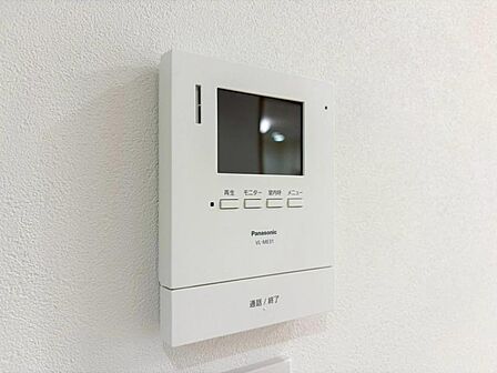 【モニター付インターホン】お子様のお留守番にも安心なTVモニタ付インタホン。来客者を確認できる上に留守中の録画もできます