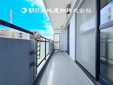 【バルコニー】太陽に愛された家。陽当り・通風に優れた魅力的で快適さを追求したプライベート空間です。