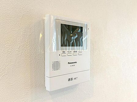 【モニター付インターホン】お子様のお留守番にも安心なTVモニタ付インタホン。来客者を確認できる上に留守中の録画もできます