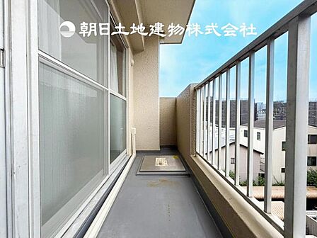 【バルコニー】太陽に愛された家。陽当り・通風に優れた魅力的で快適さを追求したプライベート空間です。