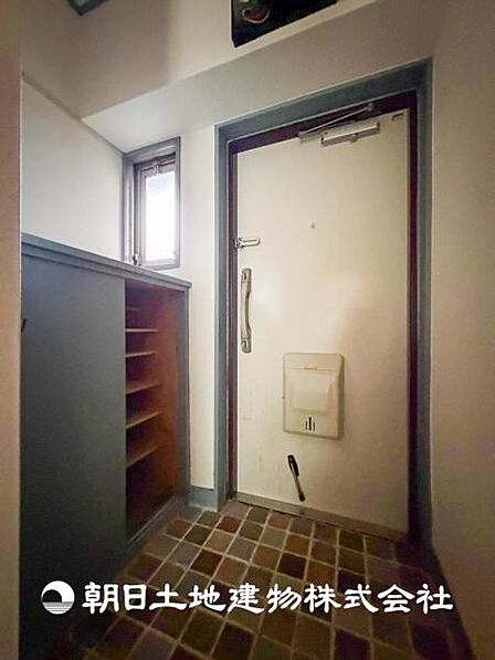 【玄関】大切な家族、お客様をお迎えする玄関は住宅の入口。落ち着いた雰囲気で暖かく迎えてくれます。収納もたっぷりあります。