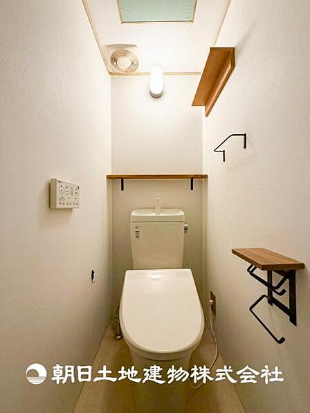 【トイレ】家族みんなが毎日使う場所だから。お掃除がしやすい方はいい。汚れをふき取り易いフロアと壁紙をチョイス致しました