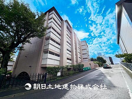 【外観写真】家族の色を映し出す洗練された邸宅は、ずっと輝き続けながらいつしか街の風景に溶け込んでいきます。