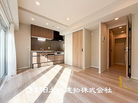 【リビング】大切なご家族、招いた友人と過ごすひと時を溢れる光が優しく包み込む空間。充実した住空間は心を豊かにします。