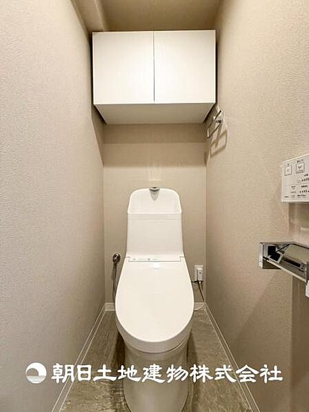 【トイレ】家族みんなが毎日使う場所だから。お掃除がしやすい方はいい。汚れをふき取り易いフロアと壁紙をチョイス致しました