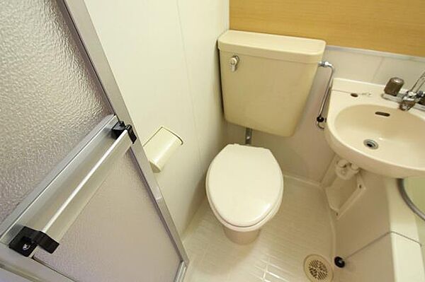 画像8:清潔感のあるトイレです。写真は302号室