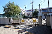 名古屋市立滝川小学校 690m
