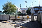 名古屋市立滝川小学校 680m